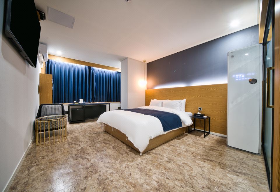 Hotel Adele Thumbnail 1