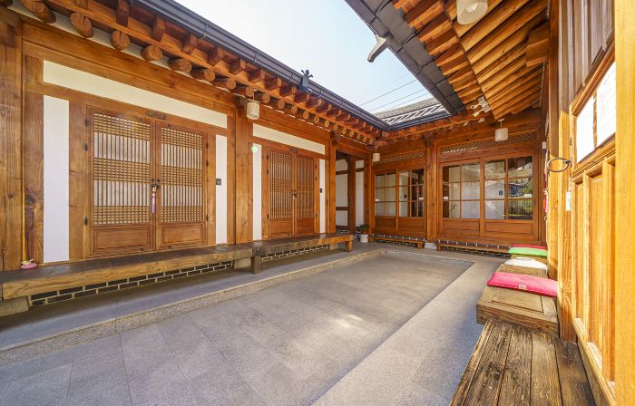 Jeonju Deoksugung Hanok Stay