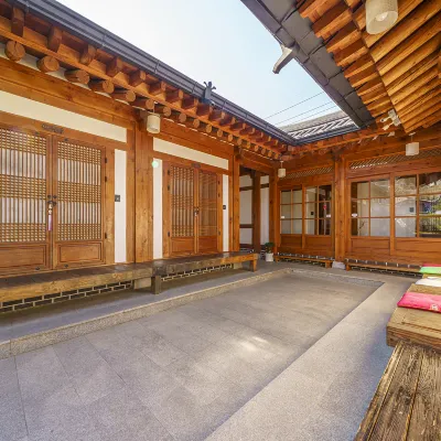 Jeonju Deoksugung Hanok Stay Отели рядом с достопримечательностью «Музей королевских портретов»