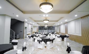 Saltstayz Select - Golf Course Road & Sector 57