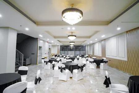 Saltstayz Select - Golf Course Road & Sector 57