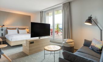 1. Moxy Bor..