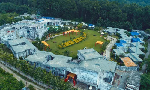布里斯洞穴度假村