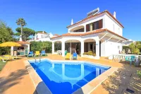 Spacious 4 Bedroom Villa, Private Pool, Free Air Conditioning and Wifi