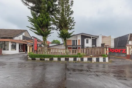 RedDoorz Near Taman Kota Lapang Merdeka Sukabumi Отели в г. Warudoyong