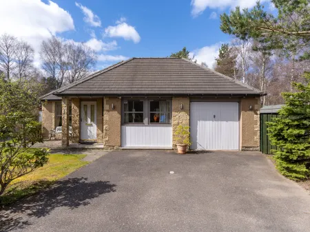 Falcon Lodge Отели рядом с достопримечательностью «The Coylumbridge Hotel FUNHOUSE»