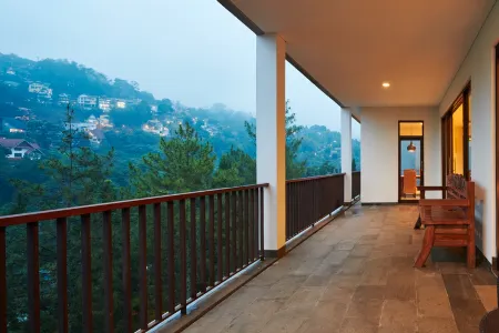 Mentari Hill View Villa 8 Bedrooms with a Private Heated Swimming Pool and a Movie Room