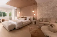 Prestige Beach House, BW Premier Collection Hotel dekat Father Pandosy Mission