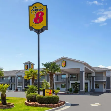 Super 8 by Wyndham Prattville Montgomery