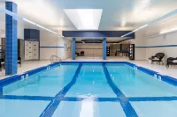 Crowne Plaza FREDERICTON-LORD BEAVERBROOK by IHG - مسبح