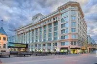 Residence Inn Milwaukee Downtown Hotel berhampiran Rainbow Shops