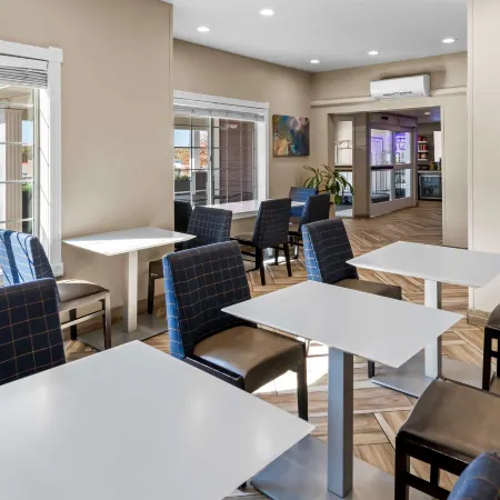 Best Western Worlds of Fun Inn  Suites Отели рядом с достопримечательностью «Worlds Of Fun Oceans of Fun»
