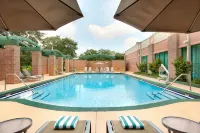 Embassy Suites by Hilton Tampa USF Near Busch Gardens - en bord de mer