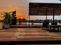 Glorilla Amphawa Riverside