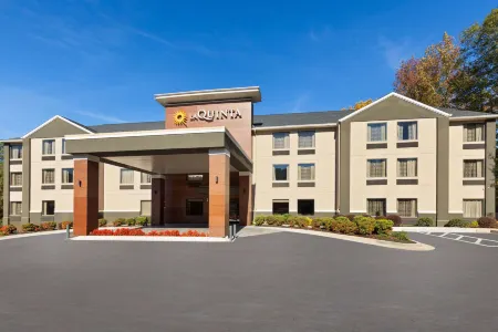 La Quinta Inn & Suites by Wyndham Snellville-Stone Mountain Отели рядом с достопримечательностью «My Secret Garden»