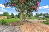 Charming 2-bedroom cottage in lovely Folsom with WiFi, AC and gorgeous views