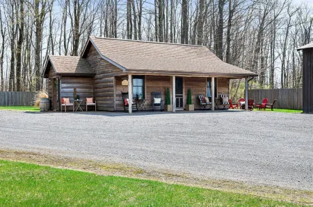 Adorable Cabin. Cozy & comfy. Coffee bar, firepit, horseshoes, hammock, grill Отели в г. Herkimer County