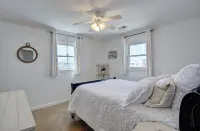 Steps to the Beach. Canal Front with New Dock. Clean, Cozy Getaway.
