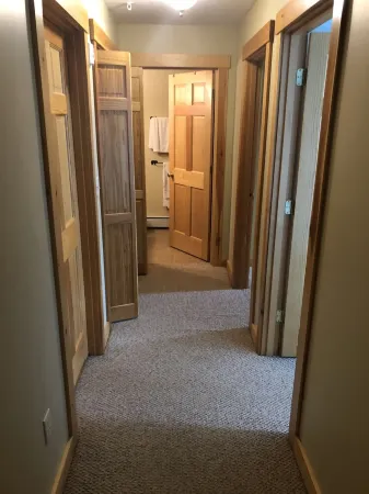 Sugarloaf on mountain sleeps 10-12 3 bedrooms. short walk to snubber lift