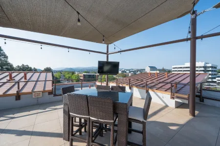 Luxe Kitchen & Bath • gigabit WiFi • Walker's Paradise • W/D in unit • King Bed