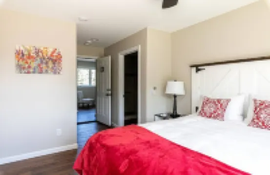 Inn at 84 McIntosh: Cozy 1BR private entrance/bath