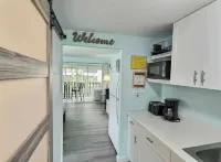 Heart of downtown Kona with WiFi and AC in brilliant Kailua-Kona