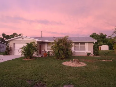 House with a heated pool Отели рядом с достопримечательностью «Кидстар Парк»