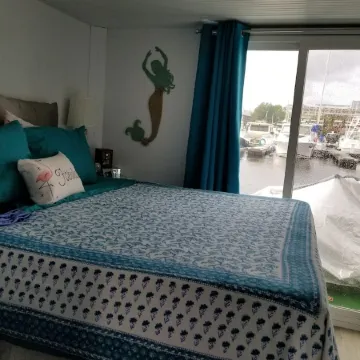 Charlestown Houseboat Walk to attractions Be rocked to sleep