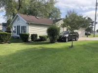 Cheerful 3 bedroom cottage with River access. Hotel a Clay Township