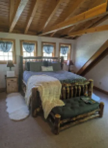 Cozy 2-bedroom lodge near Higgins Lake with WiFi, AC