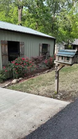 Cozy Lakefront: Family Friendly Home with Gentle walk to Greers Ferry Lake