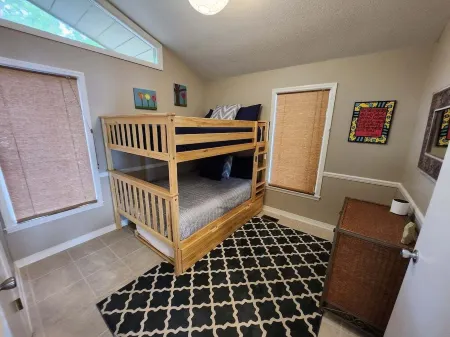 Lake Front w/ Sunset Views, Screened-in Porch / 1x Boat Slip / 2x Kayaks