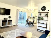 Charming Mid Century 2-Bedroom with Parking 1 Mile from the Big House & Downtown