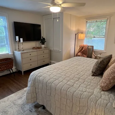 Cheerful, Newly Renovated Cottage close to Newport w/ hot tub!