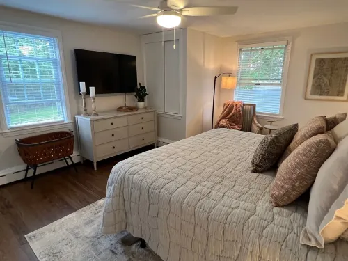Cheerful, Newly Renovated Cottage close to Newport w/ hot tub!