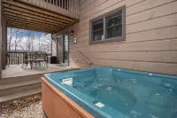 5 STAR accessible cabin, family friendly, pet friendly, long views, NEW hot tub