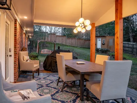 Hillside Ranch Patio with BBQ Grill Walking Distance to Campus & Square.