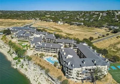 Peaceful Getaway at Island of Lake Travis- Beautifully decorated- Huge patio!