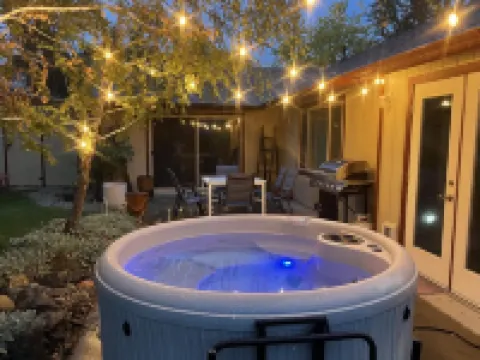 🏡 *NEW* The Artsy Abode ✨ Hot Tub ♨️ BBQ 🍖Foosball ⚽️
