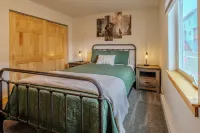 Yellowstone Retreat Rentals U1: two blocks from Yellowstone! - 4-Star