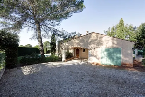 high standing, air conditioned, Provence styling villa with heated swimming pool