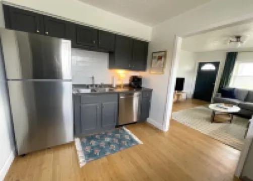 Downtown Carbondale. Cozy and Cheery Abode -- NEW-- Hotels in Carbondale