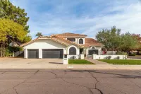 Spacious 4-bedroom House in Uptown/Central Corridor with WiFi, Pool, Ping-pong. Hotels in North Mountain