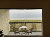 Fully updated 1 bedroom Oceanfront luxury Condo that sleeps 6