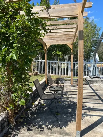 Charlotte's Cottage 3BDR Heated Pool & Canal views