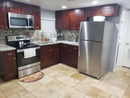 BEAUTIFUL STUDIO IN HEART OF BRANDON Отели в г. Брандон