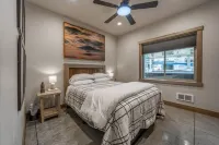 New luxe townhouse mins to GNP! Spa! Game room! فنادق في Flathead County