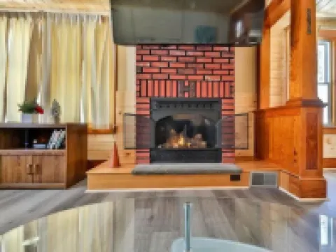 Log cabin with INDOOR POOL foot of hunter mountain