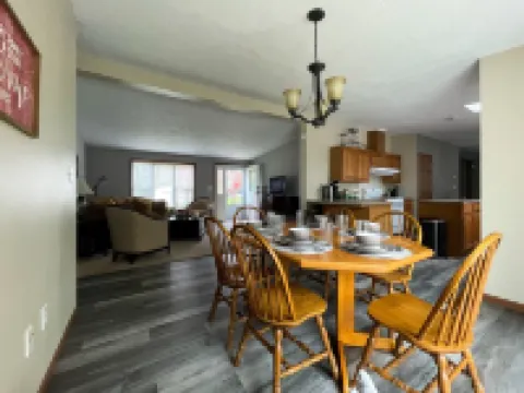 Vacation Delight-Two blocks from boat launch, park, beach and popular Newman St.