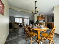 Vacation Delight-Two blocks from boat launch, park, beach and popular Newman St.